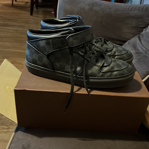 Louis Vuitton high top sneaker slightly worn but still in good condition - Picture 2 of 2